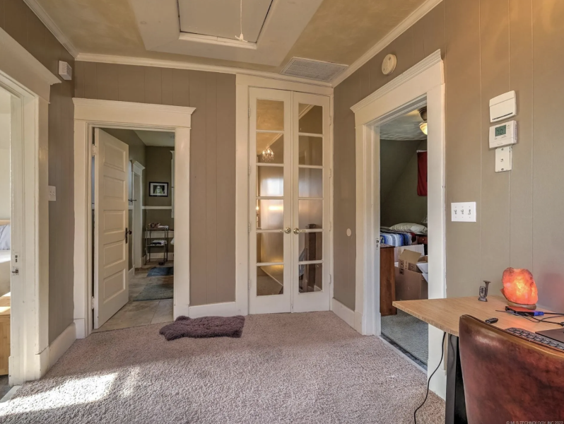 File:625 N. Cheyenne - upstairs landing.png